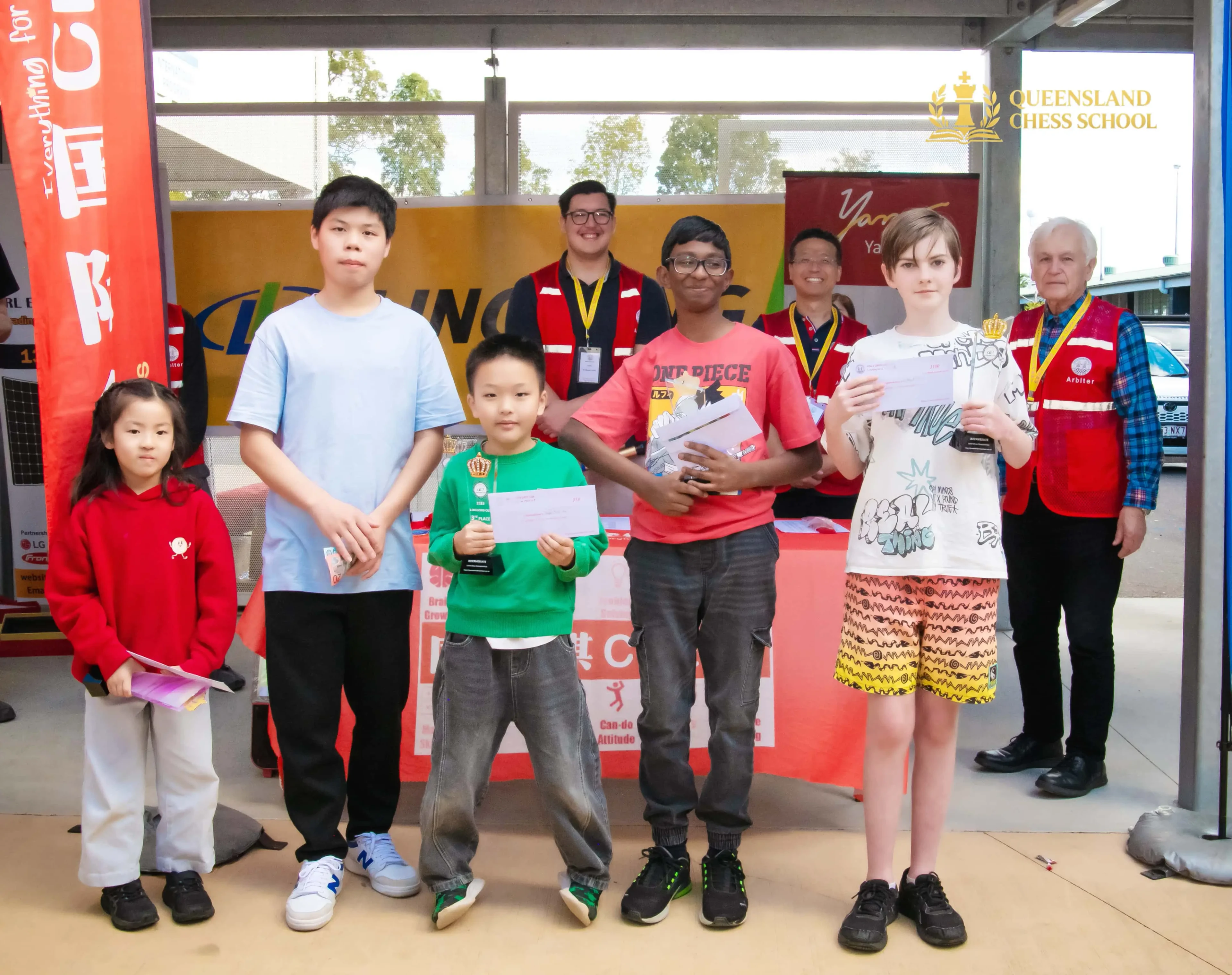Intermediate chess players at the Linglong Cup tournament
